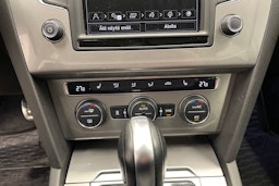 punainen Volkswagen Passat 2017 kuva 18.