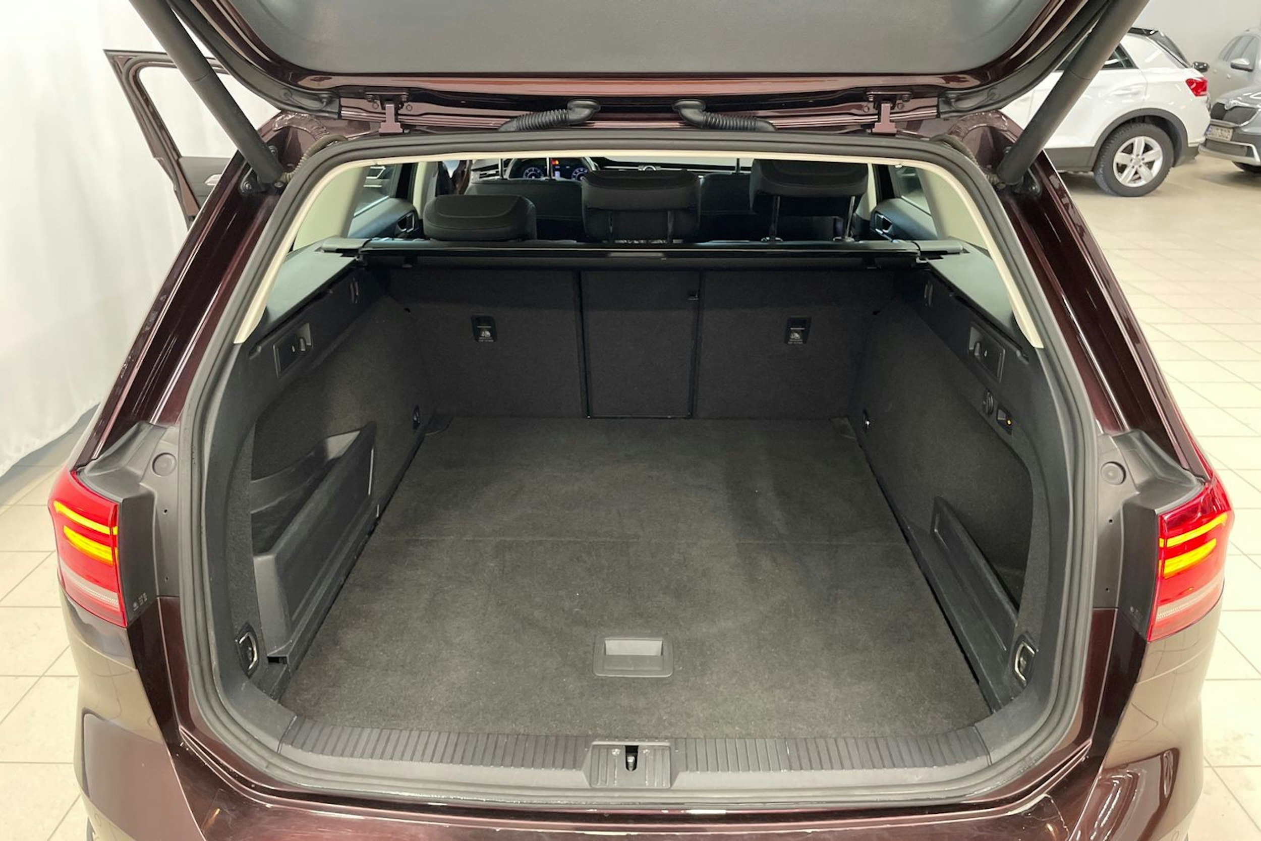 punainen Volkswagen Passat 2017 kuva 21.