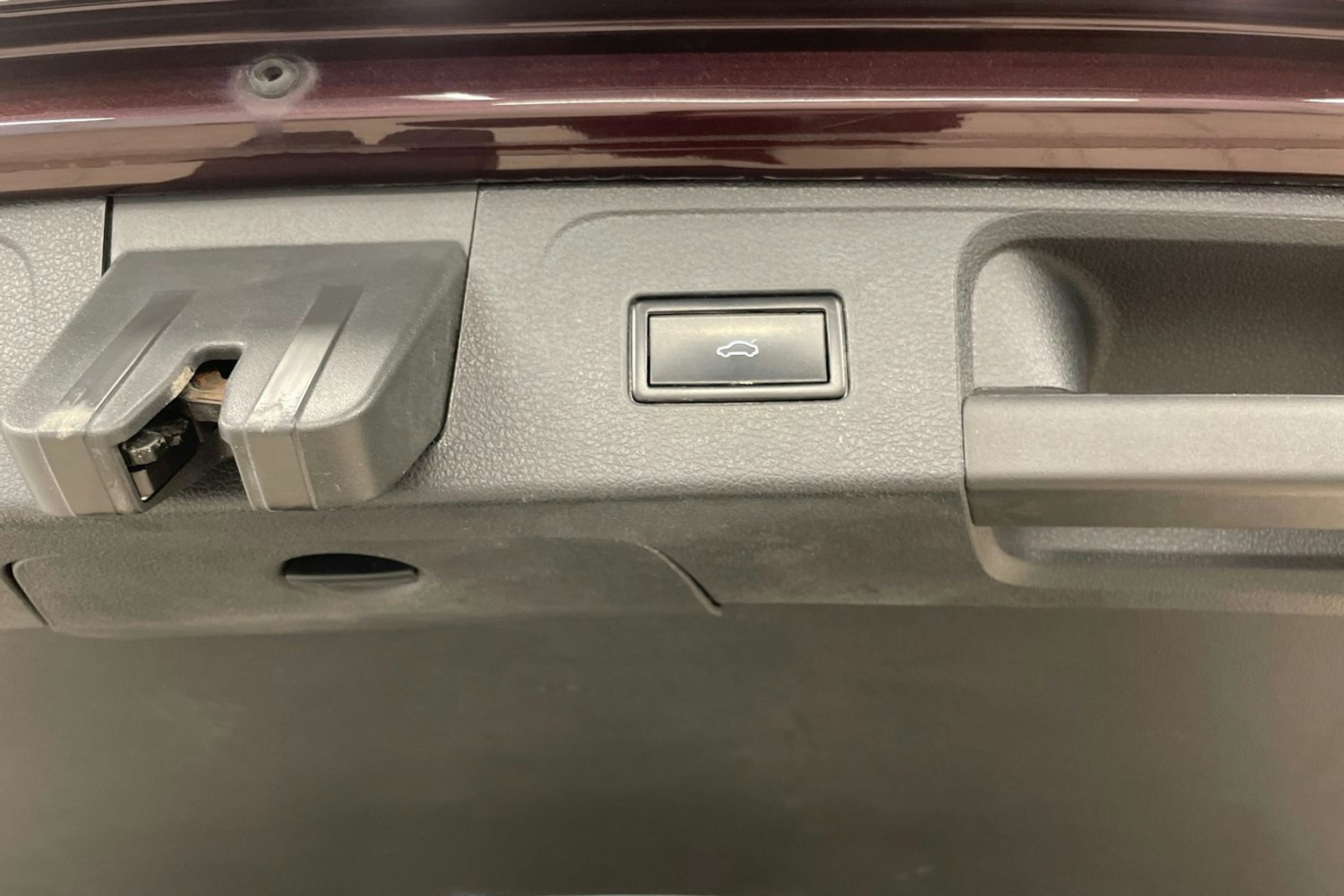 punainen Volkswagen Passat 2017 kuva 22.