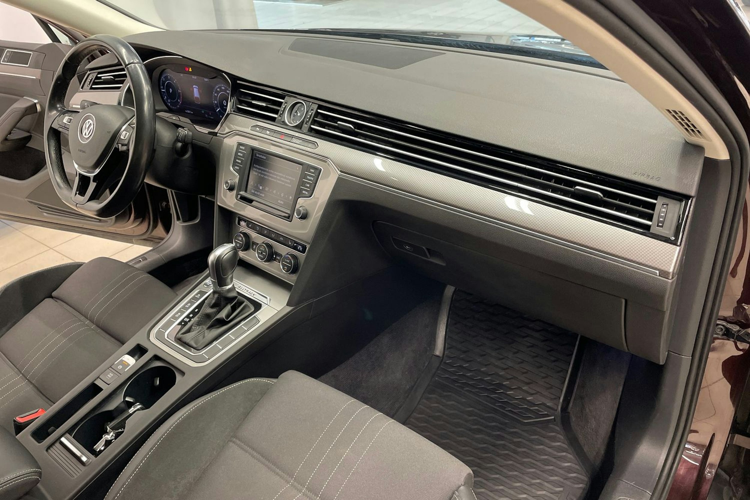 punainen Volkswagen Passat 2017 kuva 26.