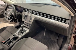 punainen Volkswagen Passat 2017 kuva 26.