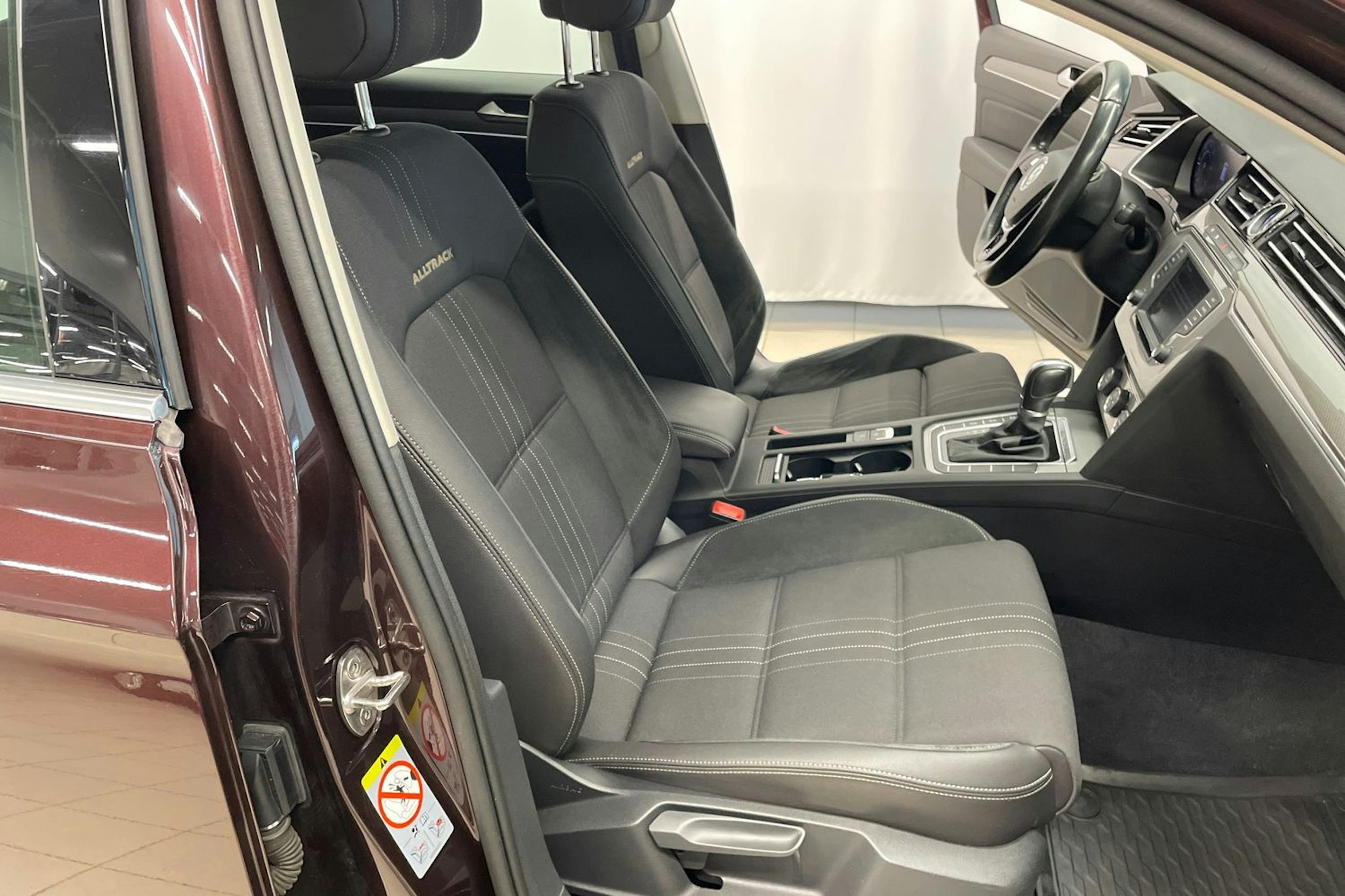 punainen Volkswagen Passat 2017 kuva 27.