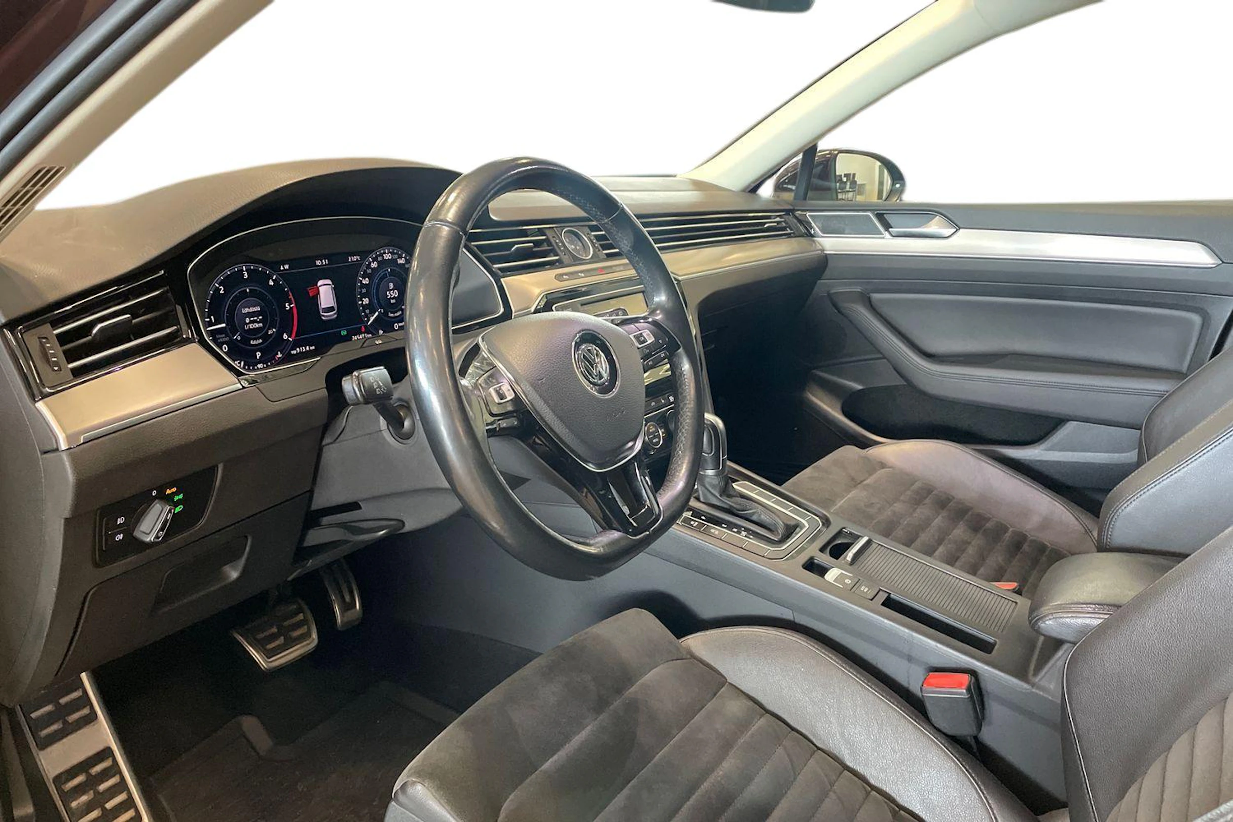 punainen Volkswagen Passat 2017 kuva 8.