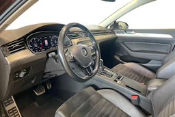 punainen Volkswagen Passat 2017 kuva 8.