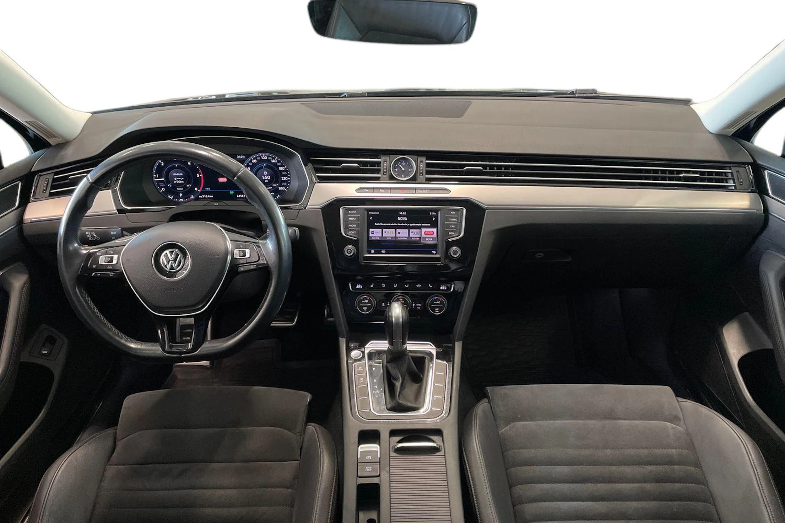 punainen Volkswagen Passat 2017 kuva 9.