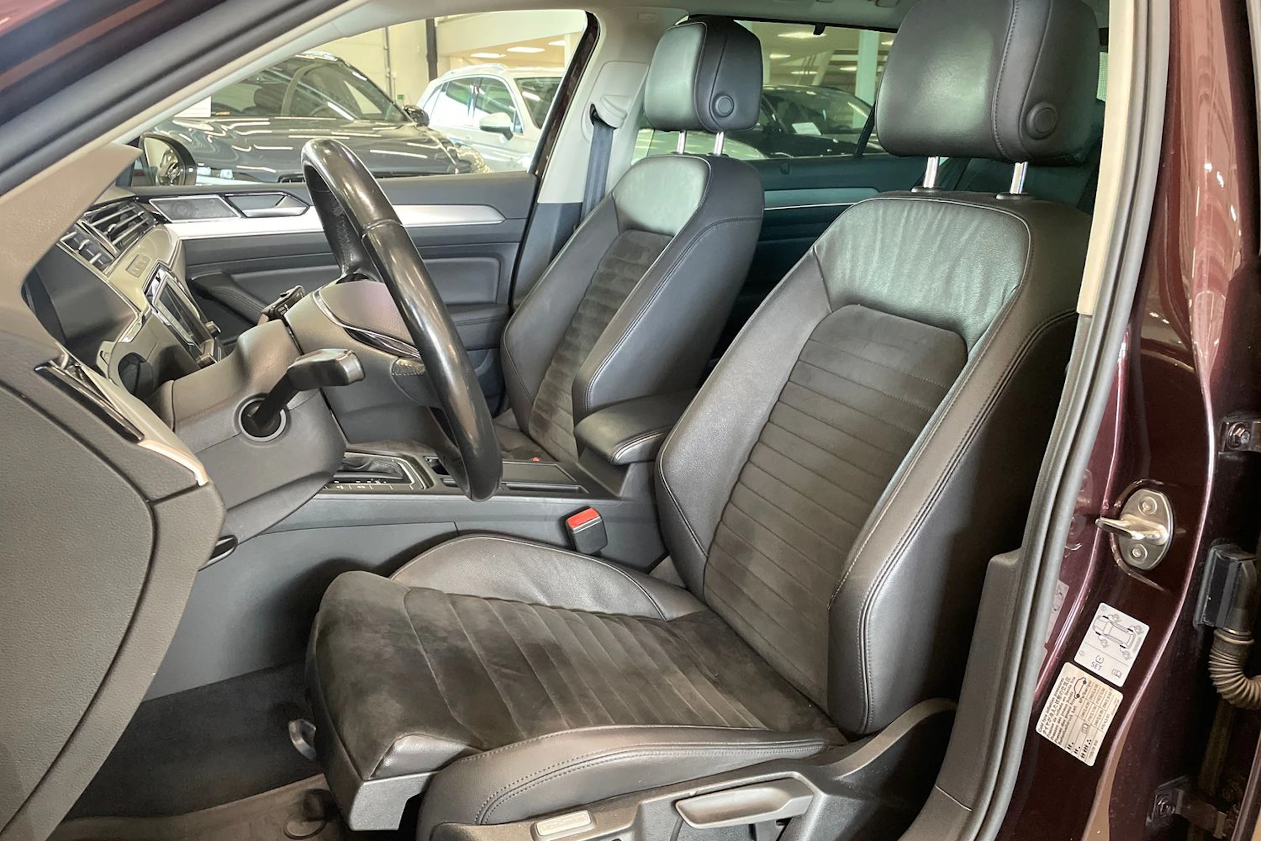 punainen Volkswagen Passat 2017 kuva 15.