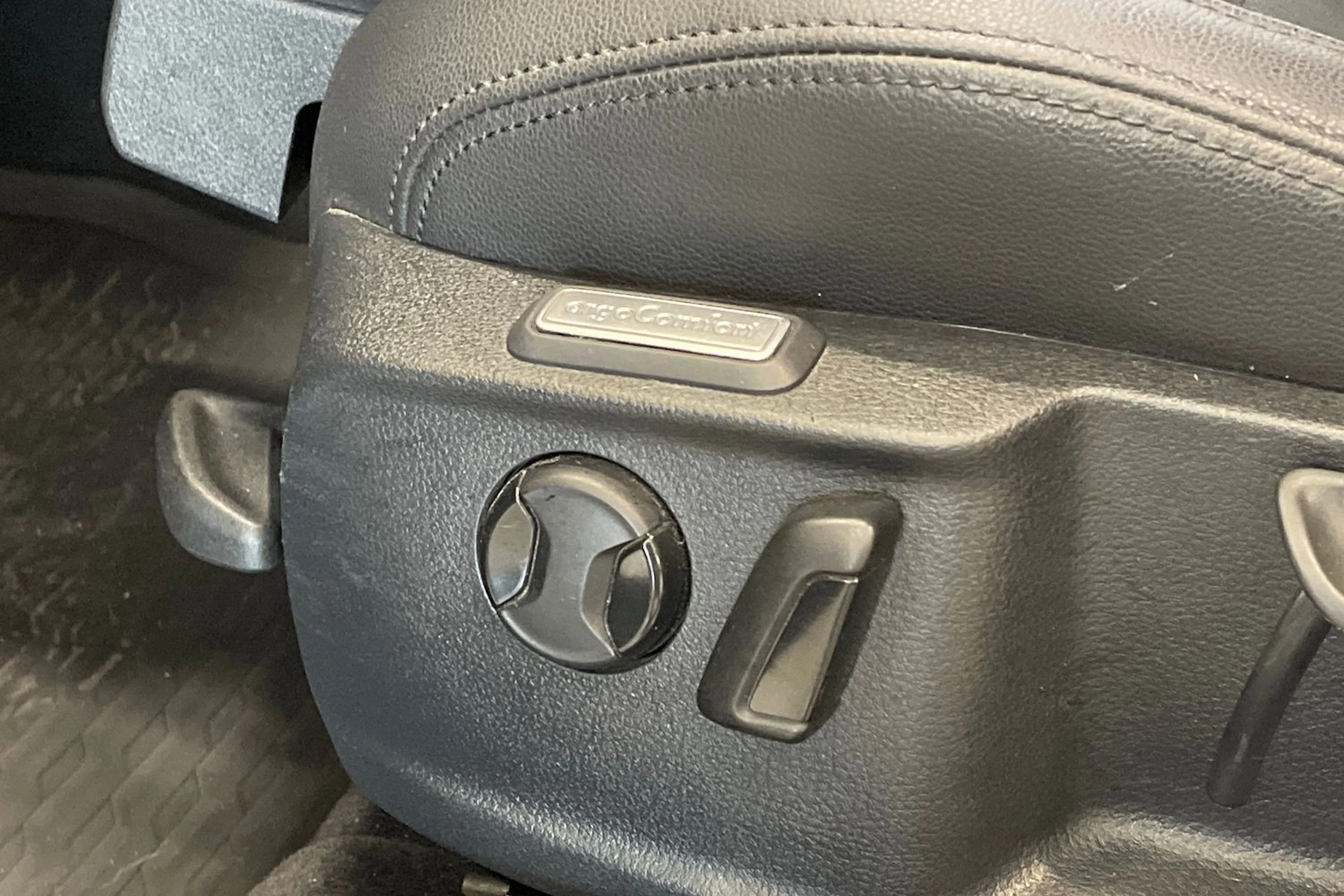 punainen Volkswagen Passat 2017 kuva 16.