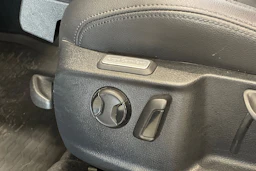 punainen Volkswagen Passat 2017 kuva 16.