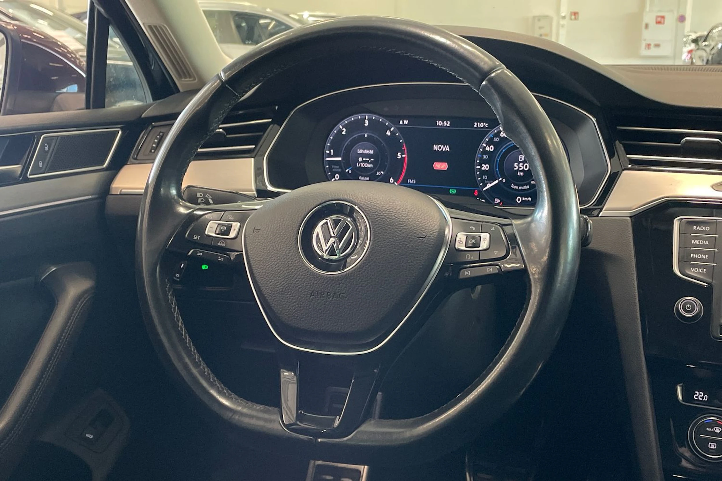 punainen Volkswagen Passat 2017 kuva 17.