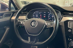 punainen Volkswagen Passat 2017 kuva 17.