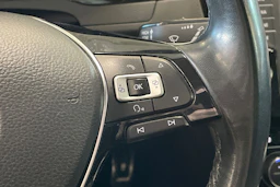 punainen Volkswagen Passat 2017 kuva 19.