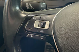 punainen Volkswagen Passat 2017 kuva 20.