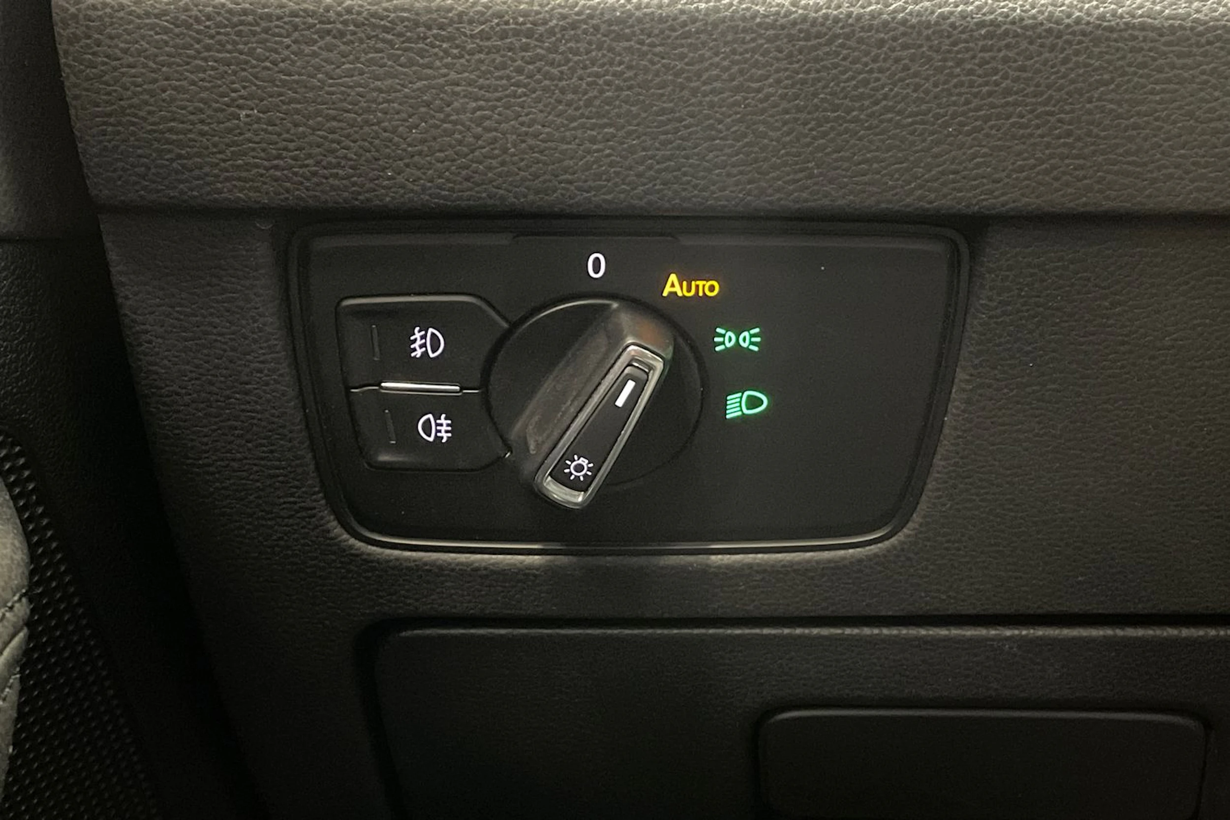 punainen Volkswagen Passat 2017 kuva 21.