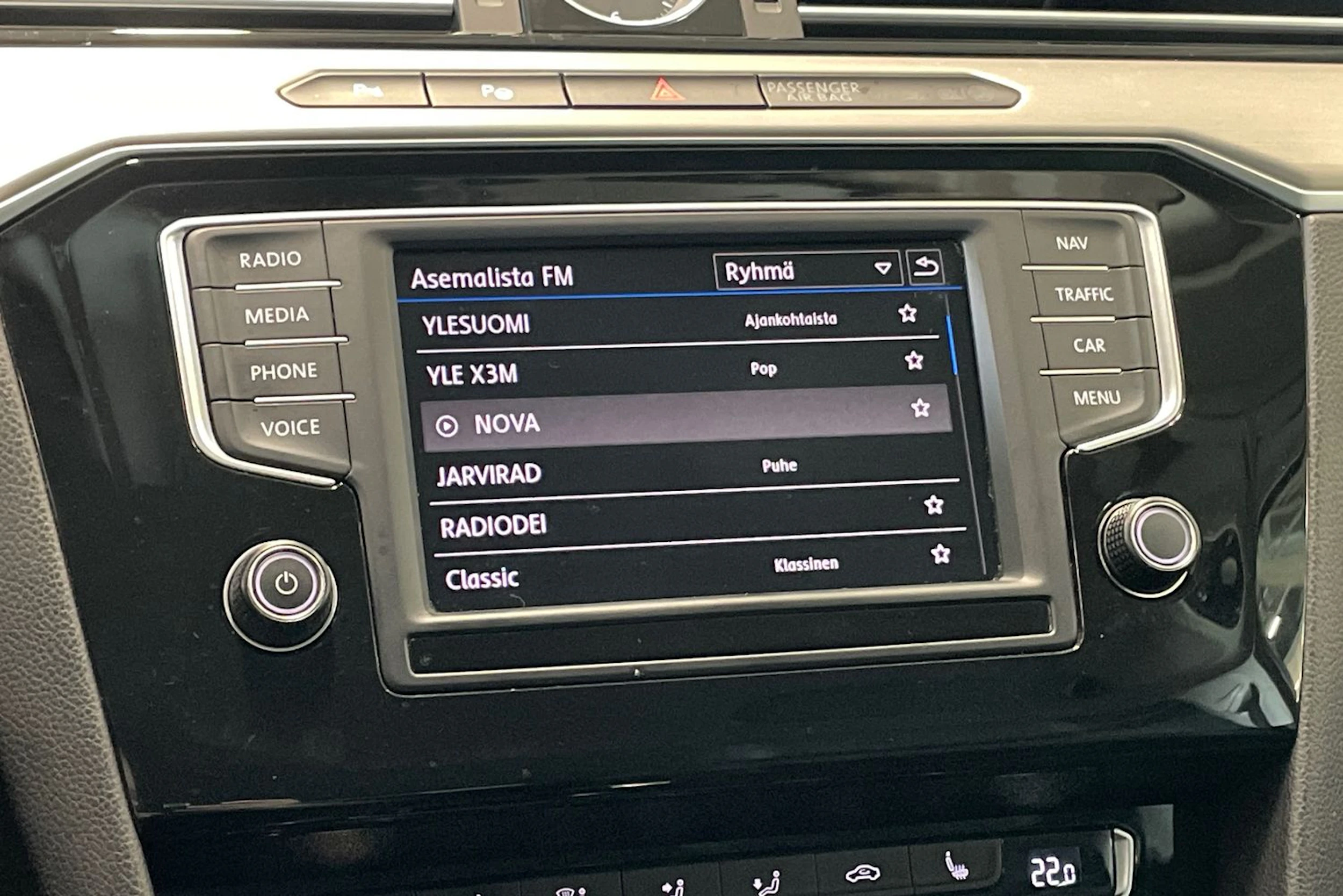 punainen Volkswagen Passat 2017 kuva 22.