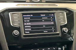 punainen Volkswagen Passat 2017 kuva 22.