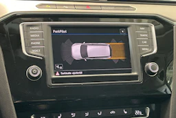 punainen Volkswagen Passat 2017 kuva 29.