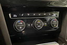 punainen Volkswagen Passat 2017 kuva 30.