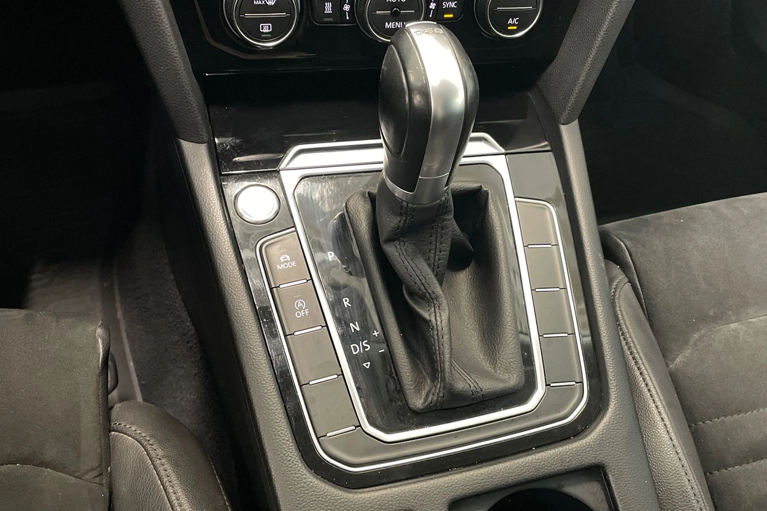 punainen Volkswagen Passat 2017 kuva 31.