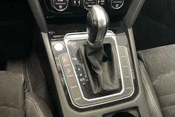 punainen Volkswagen Passat 2017 kuva 31.