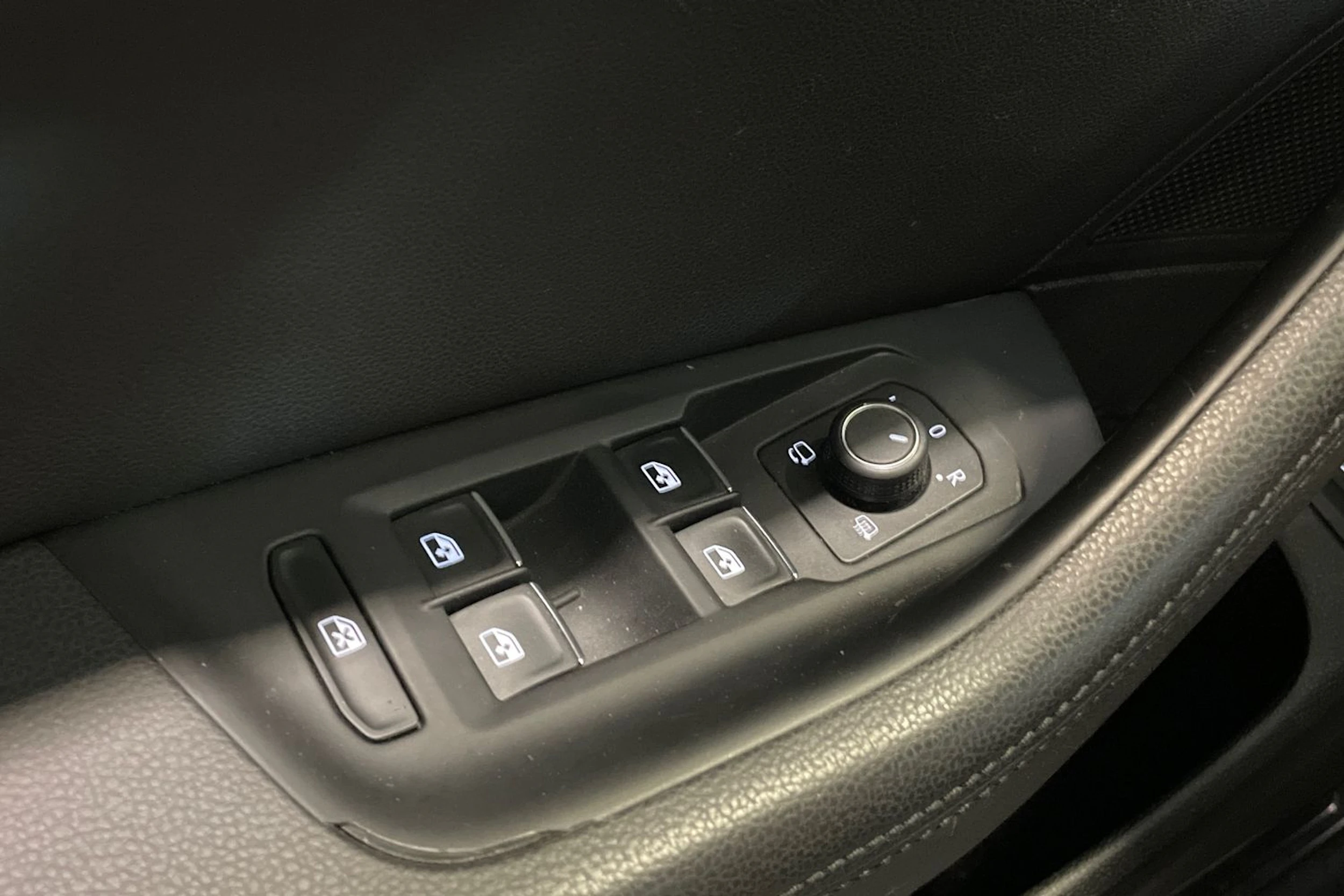 punainen Volkswagen Passat 2017 kuva 34.