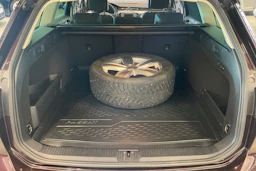 punainen Volkswagen Passat 2017 kuva 35.