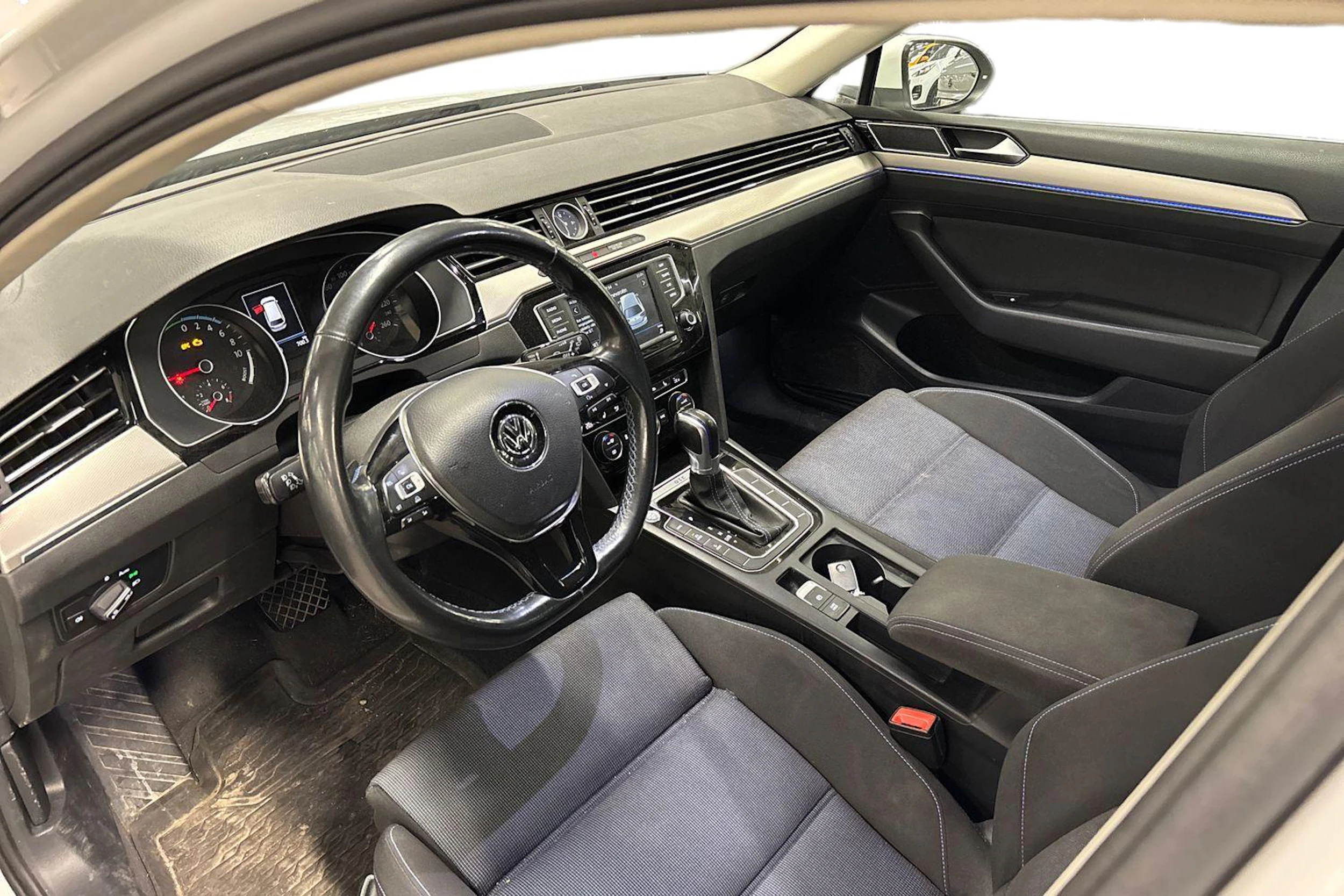 valkoinen Volkswagen Passat 2017 kuva 3.