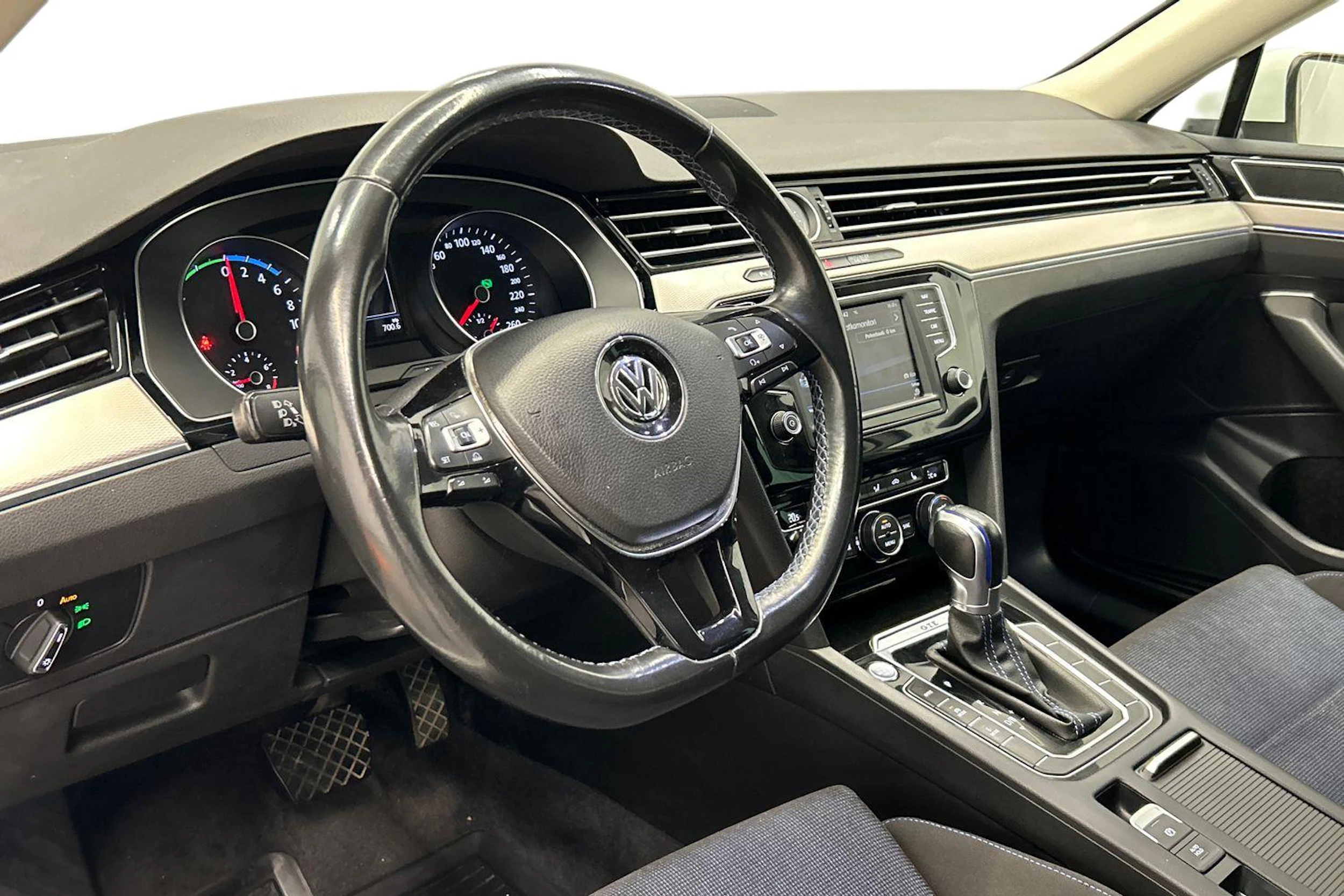 valkoinen Volkswagen Passat 2017 kuva 6.