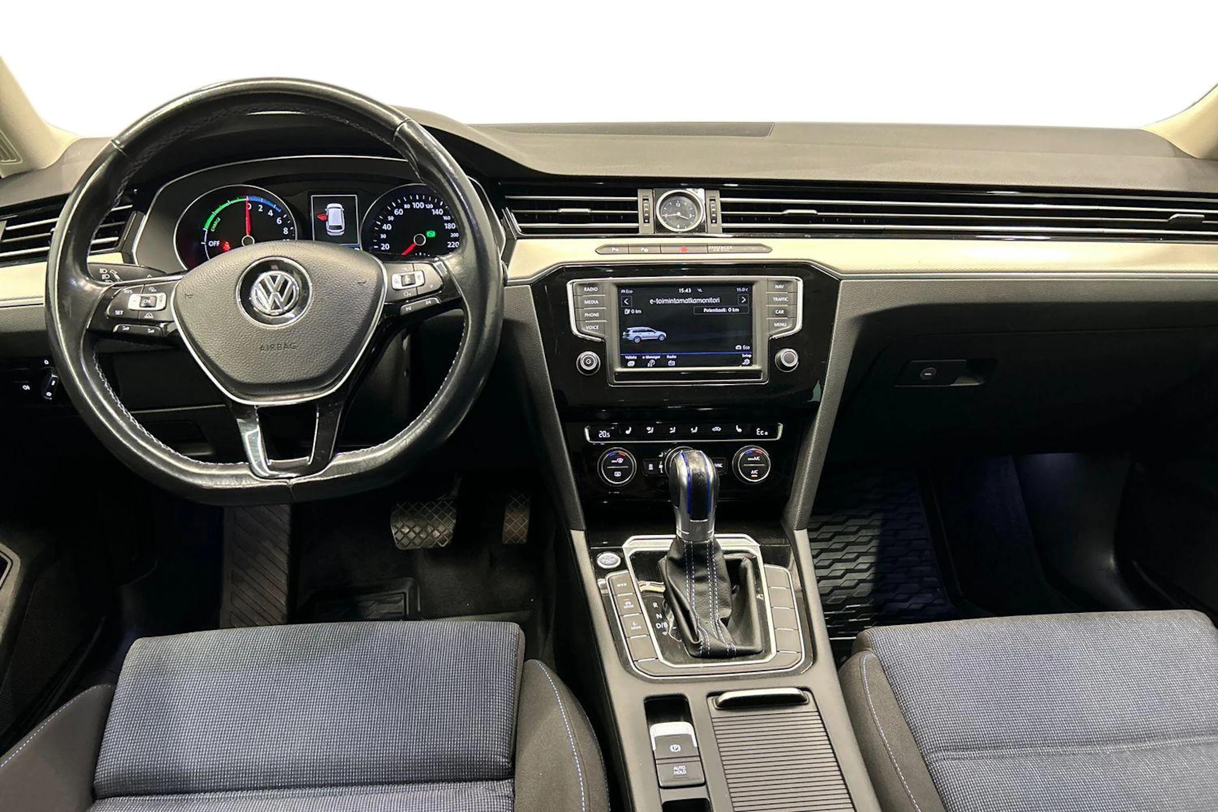 valkoinen Volkswagen Passat 2017 kuva 7.