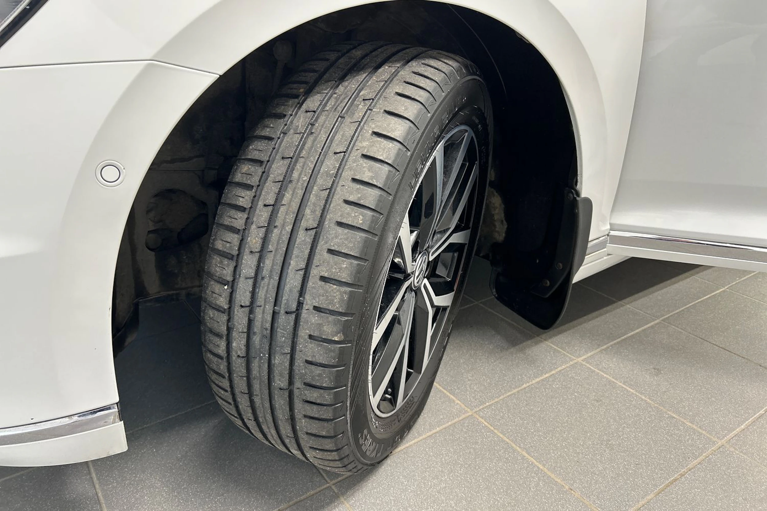 valkoinen Volkswagen Passat 2017 kuva 10.
