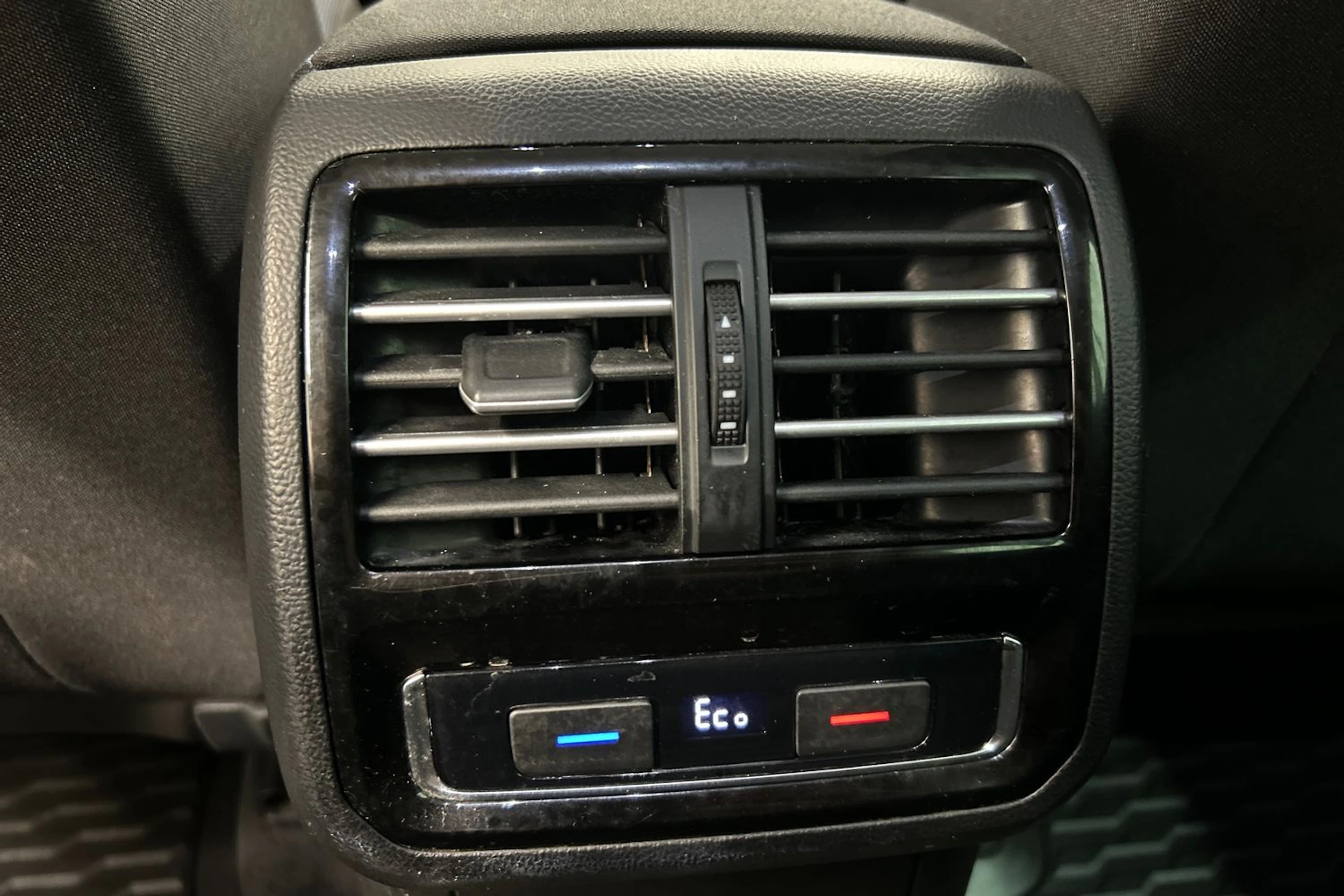 valkoinen Volkswagen Passat 2017 kuva 12.