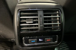 valkoinen Volkswagen Passat 2017 kuva 12.