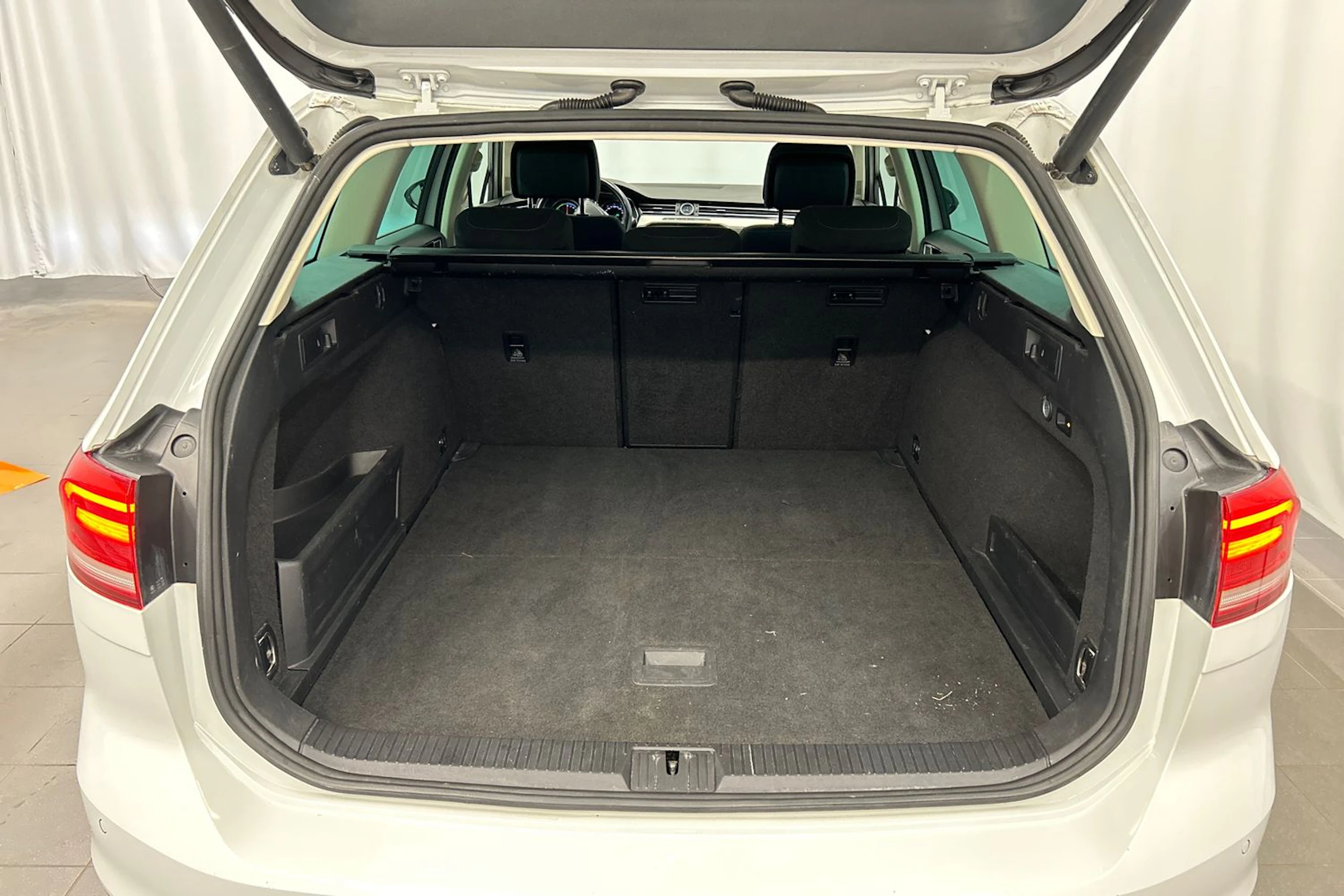 valkoinen Volkswagen Passat 2017 kuva 13.