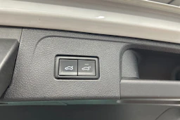 valkoinen Volkswagen Passat 2017 kuva 16.