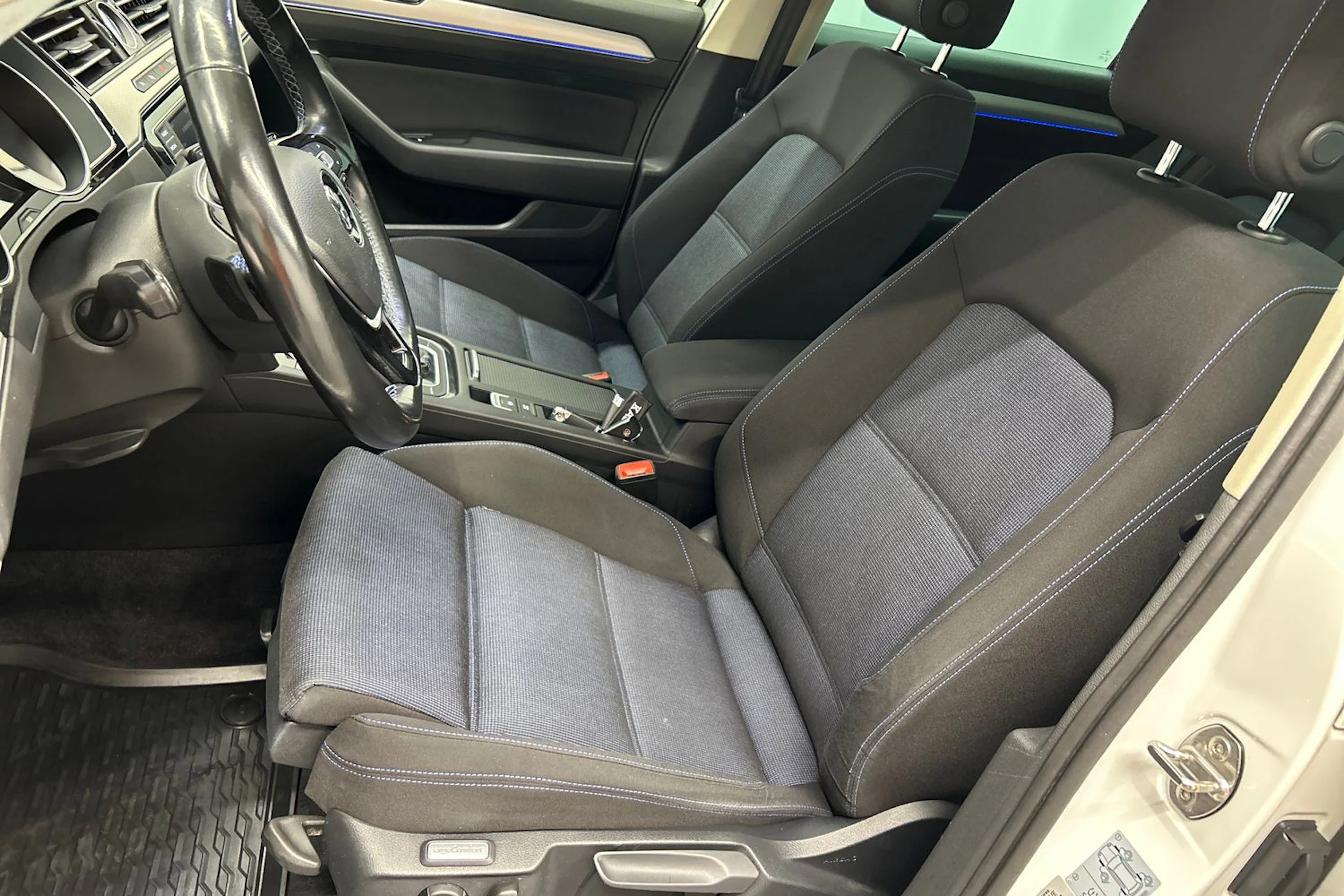 valkoinen Volkswagen Passat 2017 kuva 17.