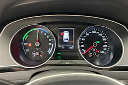 valkoinen Volkswagen Passat 2017 kuva 20.