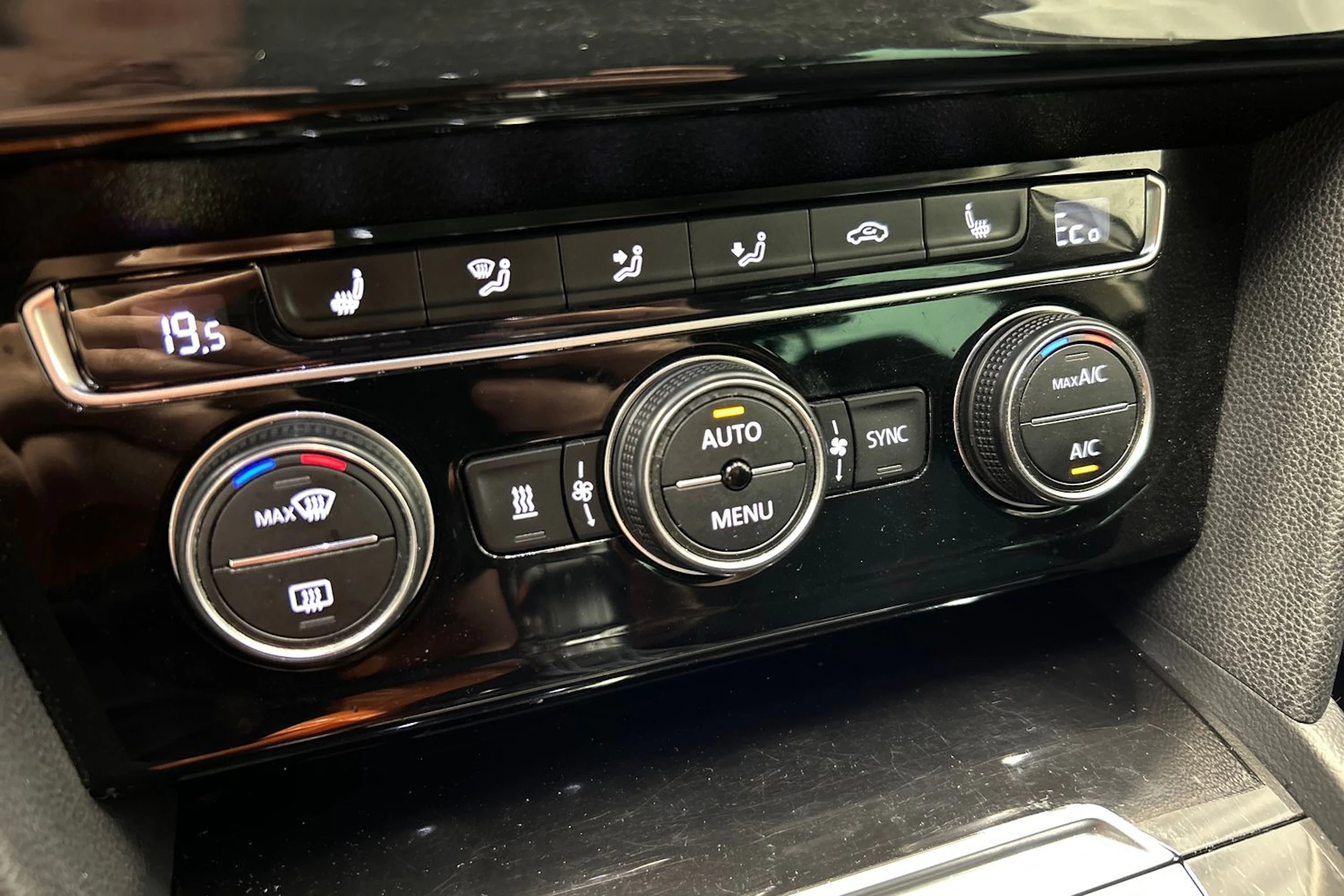valkoinen Volkswagen Passat 2017 kuva 28.