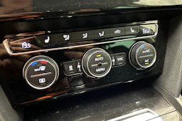 valkoinen Volkswagen Passat 2017 kuva 28.
