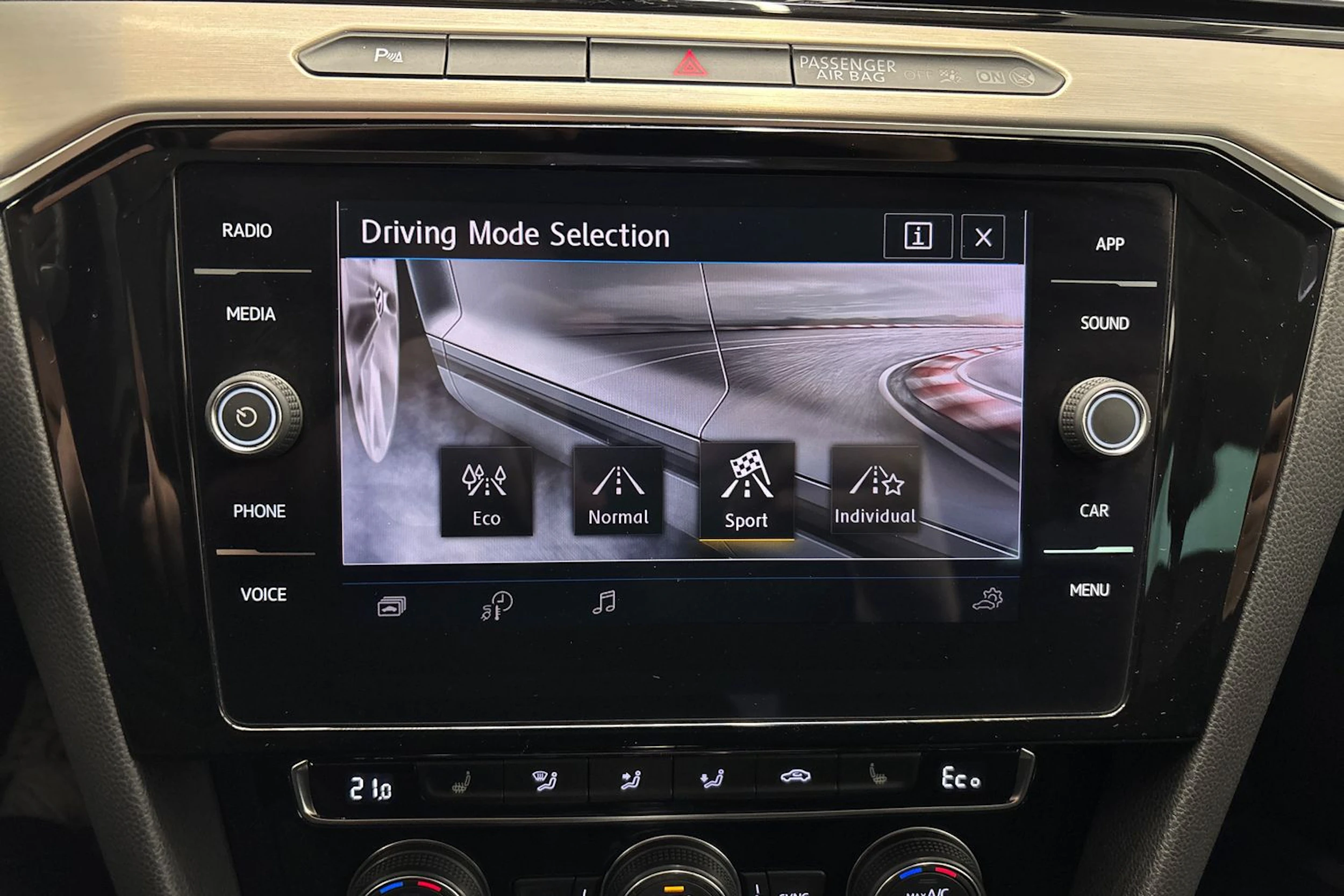sininen Volkswagen Passat 2017 kuva 18.