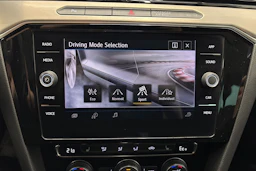 sininen Volkswagen Passat 2017 kuva 18.