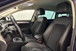 sininen Volkswagen Passat 2017 kuva 19.