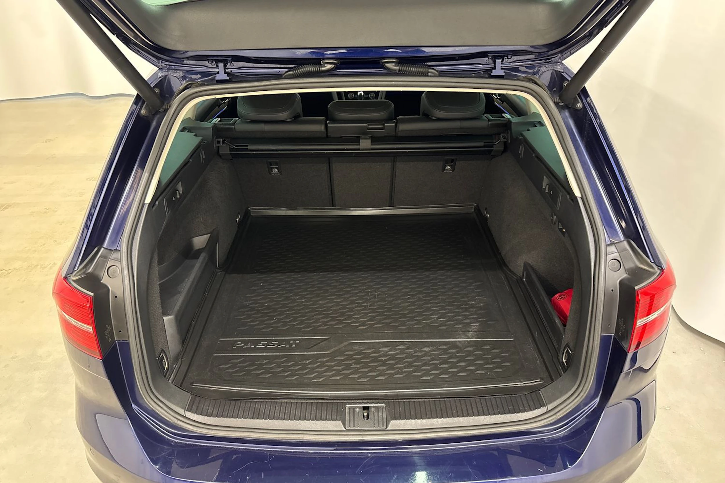sininen Volkswagen Passat 2017 kuva 21.