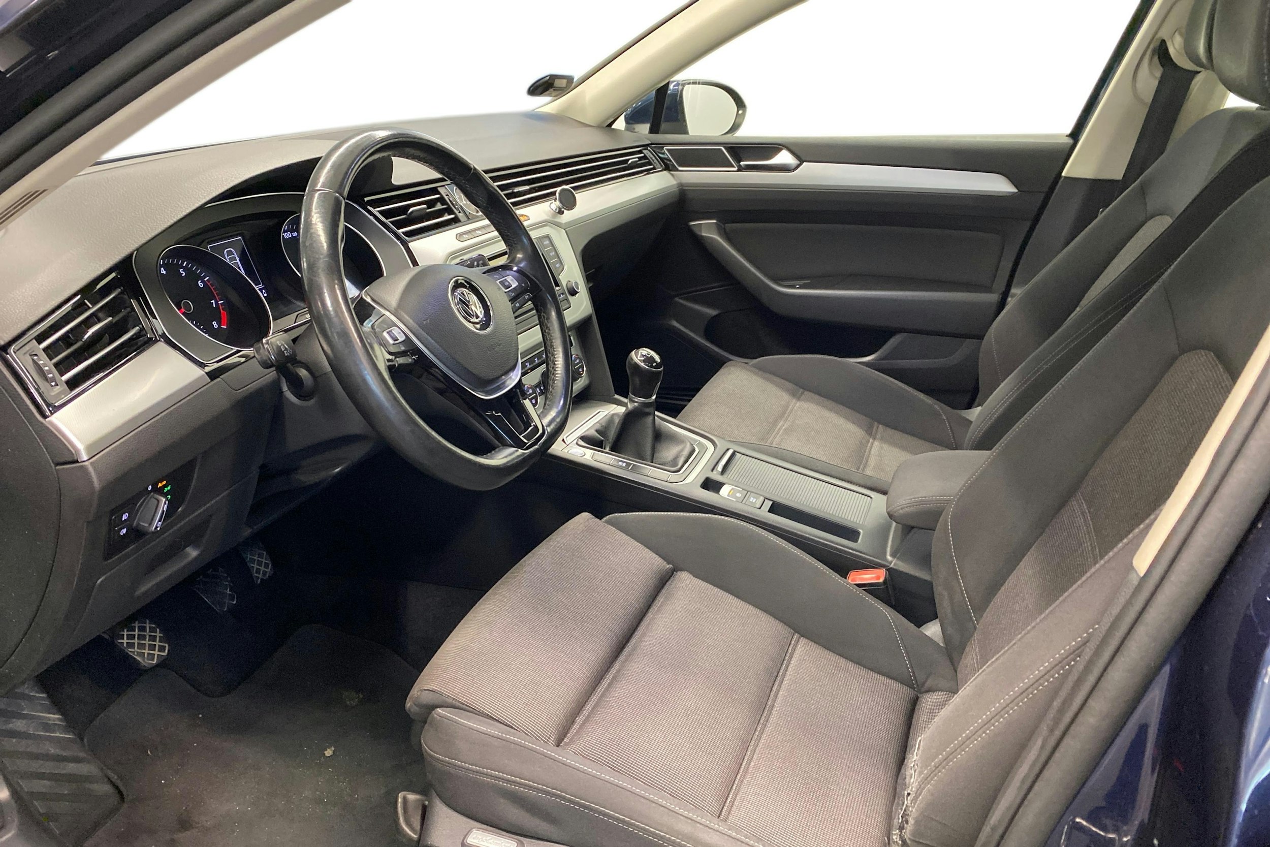 sininen Volkswagen Passat 2017 kuva 7.