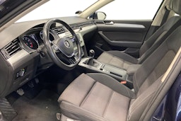 sininen Volkswagen Passat 2017 kuva 7.