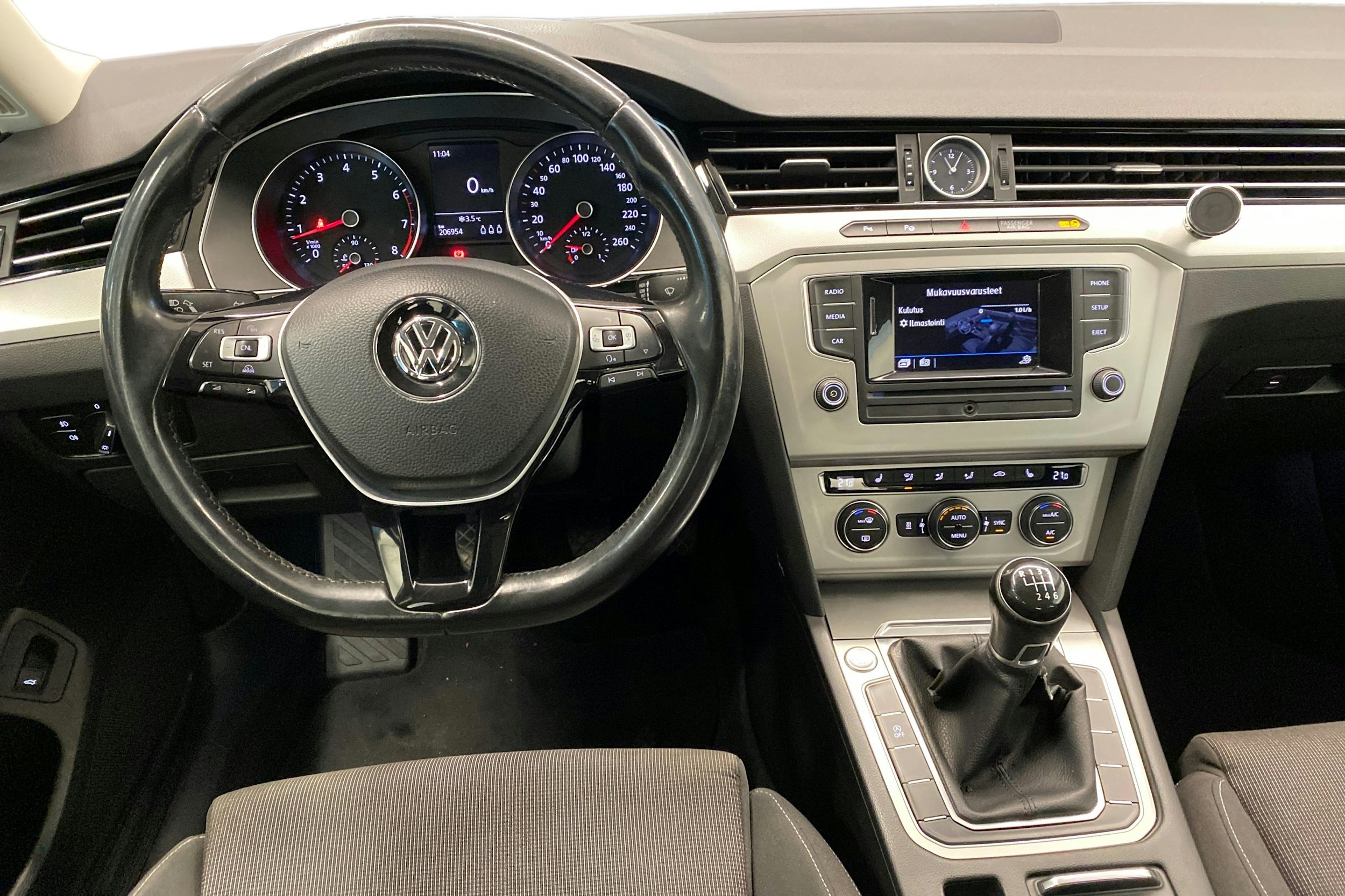 sininen Volkswagen Passat 2017 kuva 9.