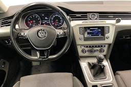 sininen Volkswagen Passat 2017 kuva 9.
