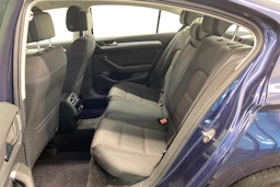 sininen Volkswagen Passat 2017 kuva 10.