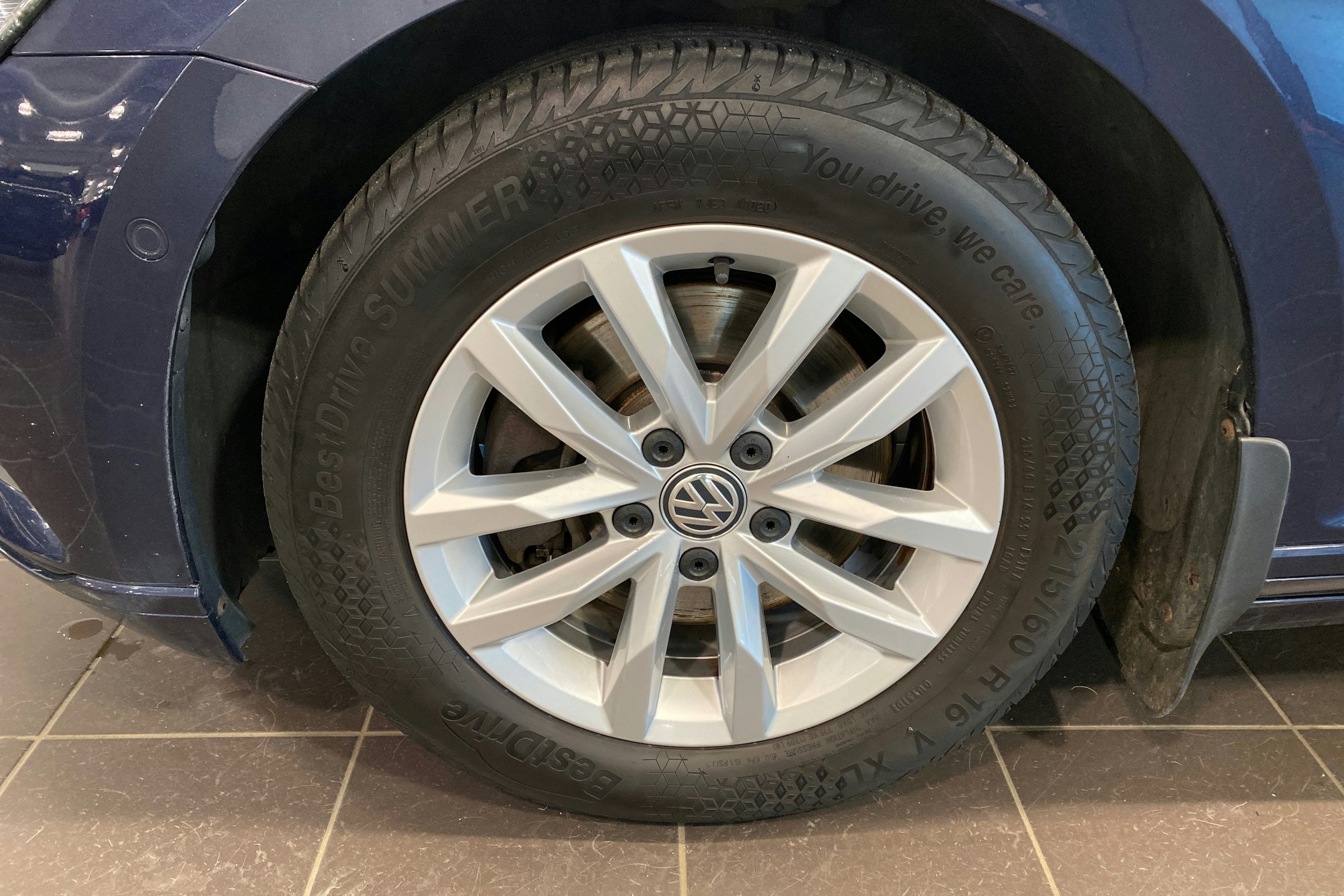 sininen Volkswagen Passat 2017 kuva 11.