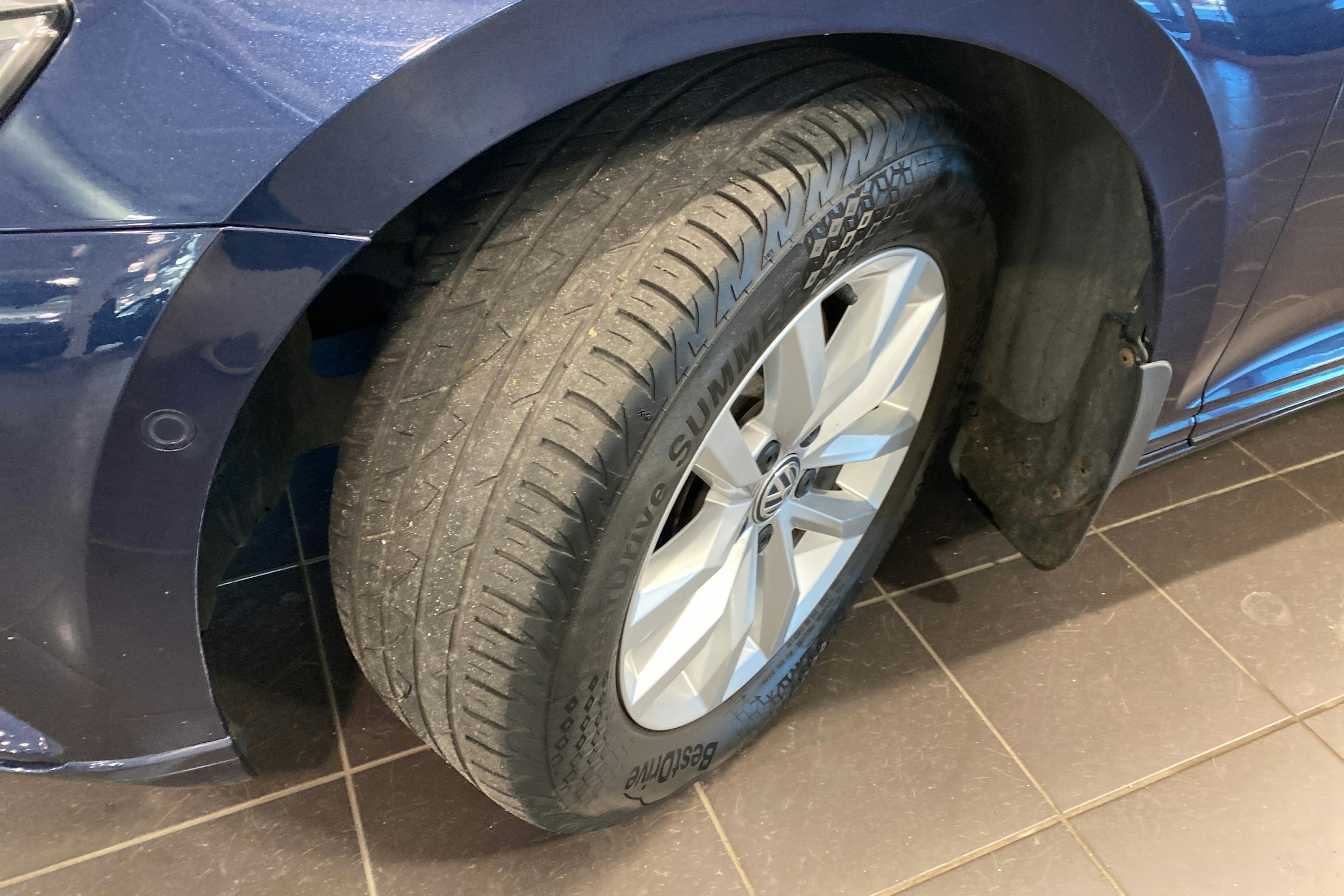 sininen Volkswagen Passat 2017 kuva 13.