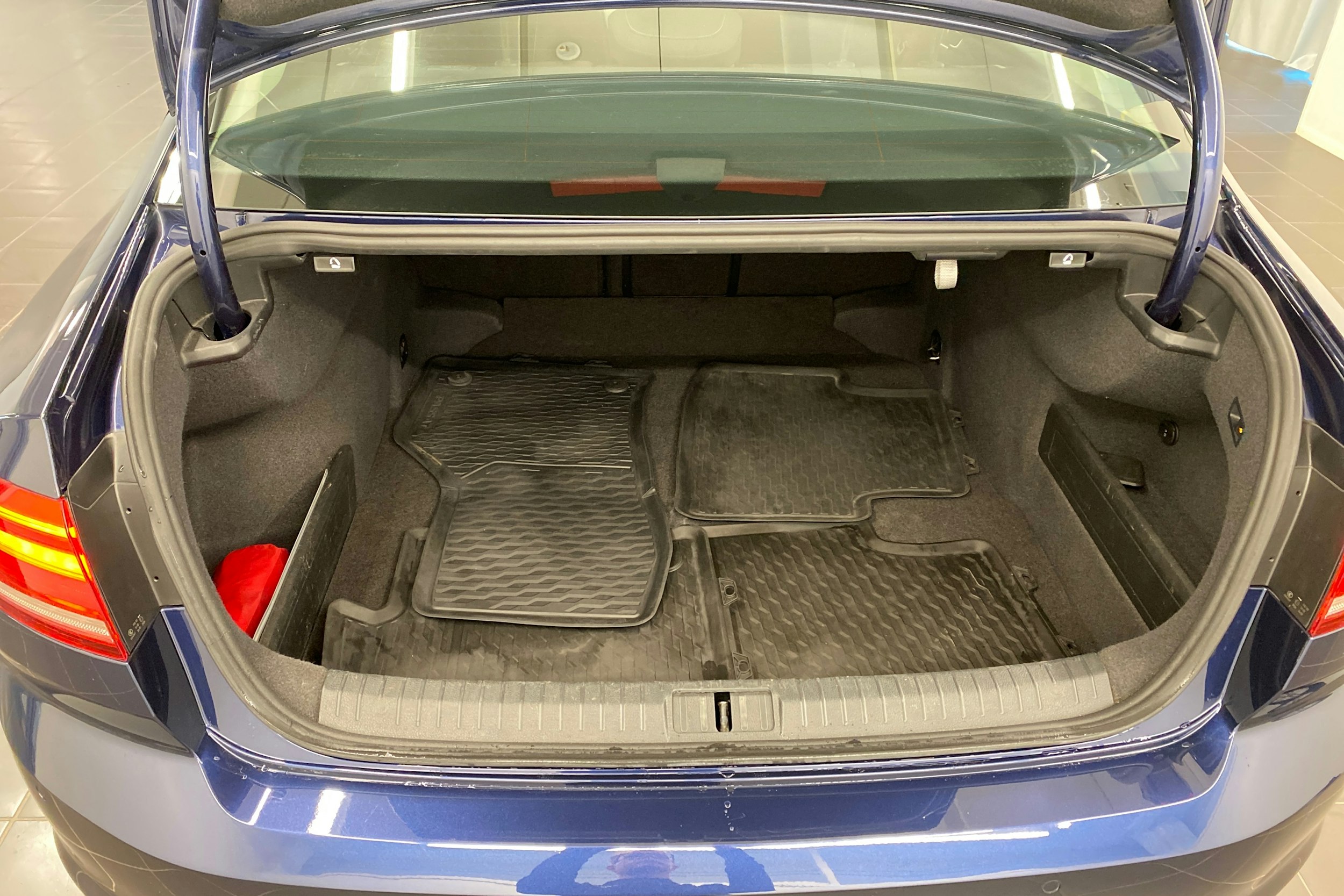 sininen Volkswagen Passat 2017 kuva 14.