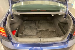 sininen Volkswagen Passat 2017 kuva 14.